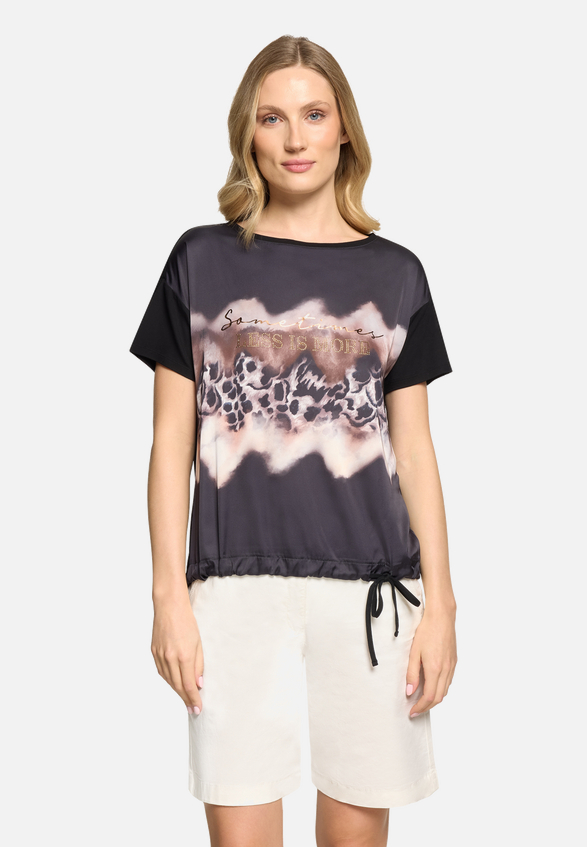 Blusenshirt mit Aufdruck / Modellfoto Vorderseite