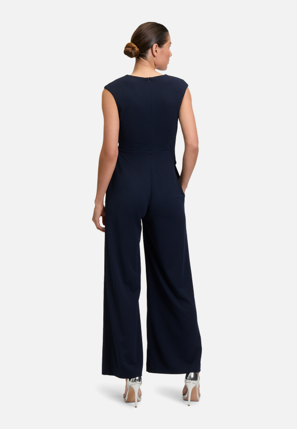 Jumpsuit mit weitem Bein / Modellfoto Rückseite