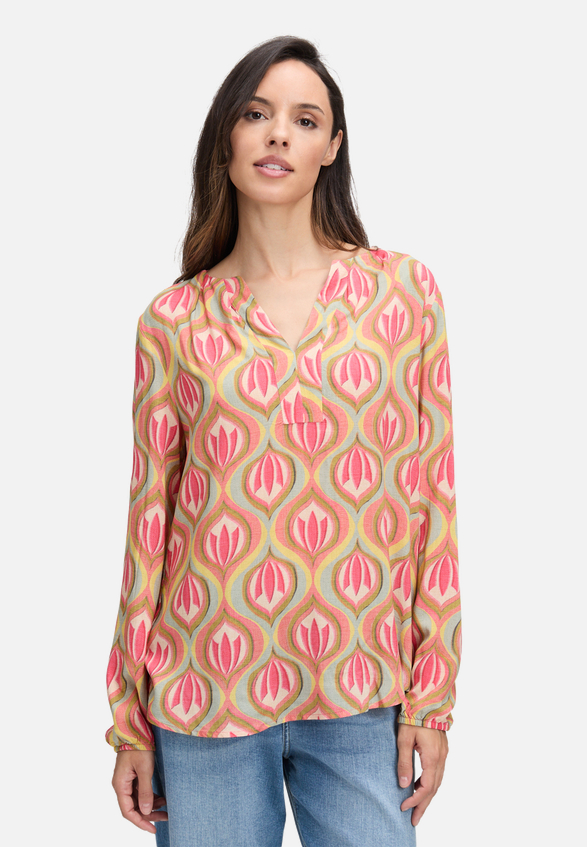 Casual-Bluse mit Muster / Modellfoto Vorderseite