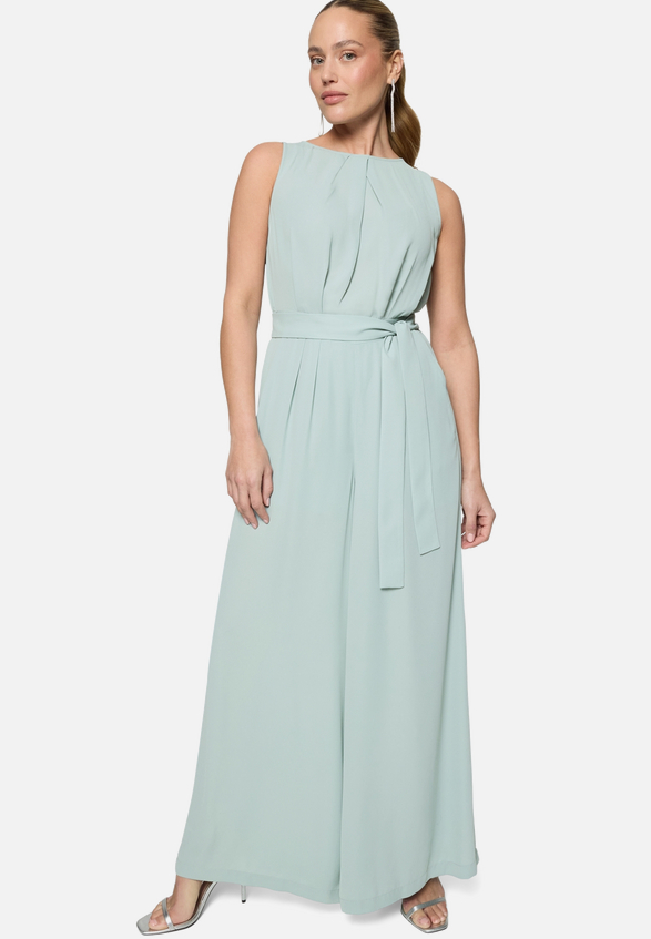 Jumpsuit mit Gürtel und weitem Bein / Modellfoto Vorderseite