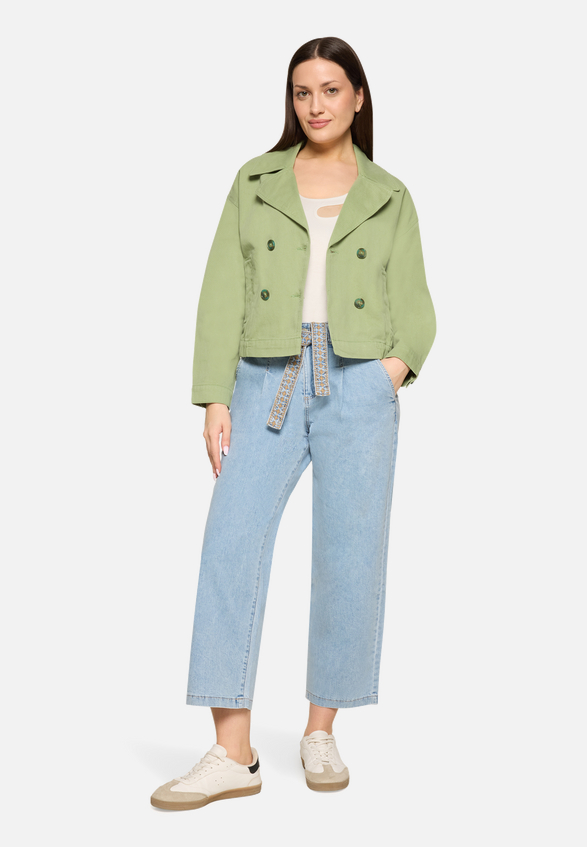 Sommerjeans mit Stickerei / Modellfoto Vorderseite (Outfit)