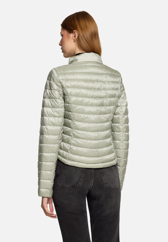 Steppjacke mit Stehkragen / Modellfoto Rückseite