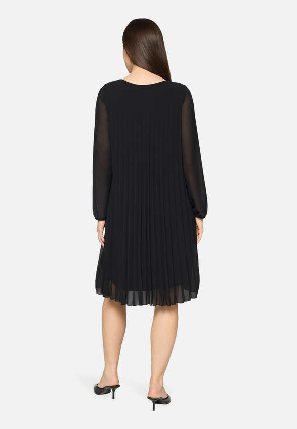 Chiffonkleid mit Plissee / Modellfoto Rückseite