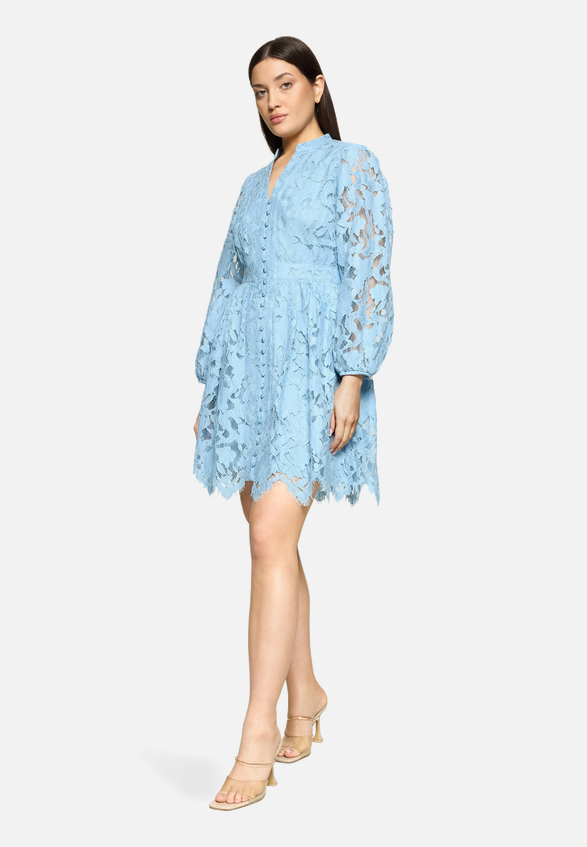 Spitzenkleid mit Spitze / Modellfoto Vorderseite (Outfit)