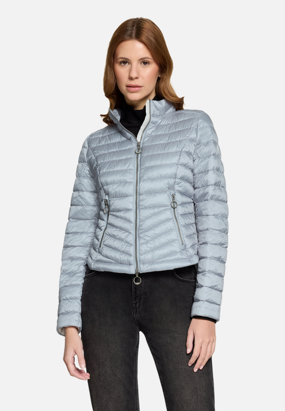 Steppjacke mit Stehkragen / Modellfoto Vorderseite