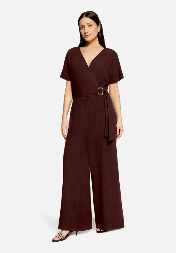 Jumpsuit mit Schnalle / Modellfoto Vorderseite