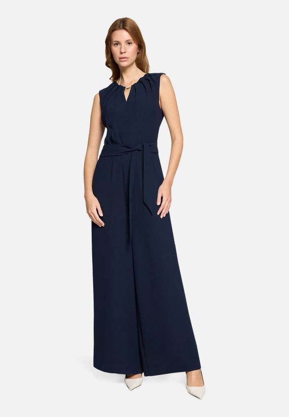 Jumpsuit ohne Arm / Modellfoto Vorderseite