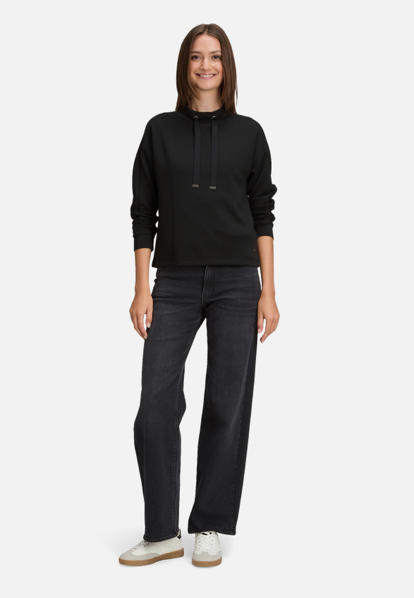 Sweatshirt mit Stehkragen / Modellfoto Vorderseite (Outfit)