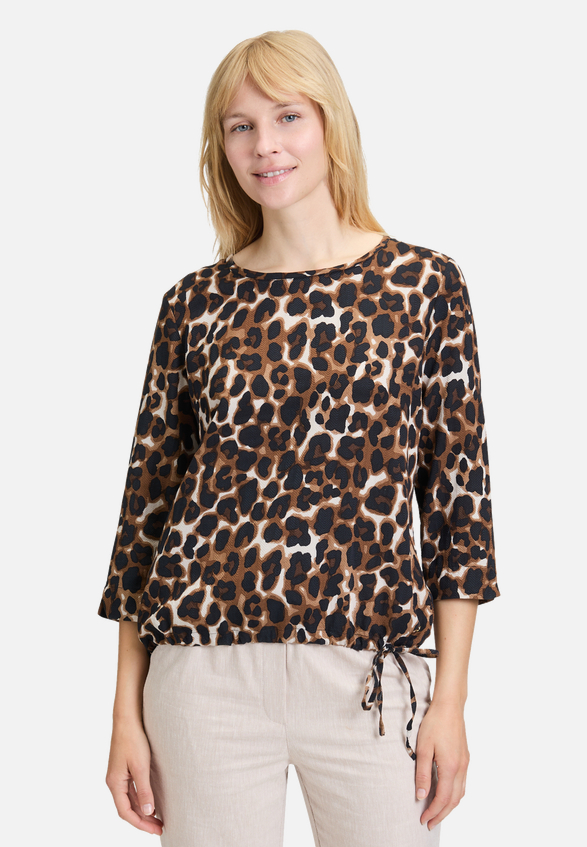 Blusenshirt mit Print / Modellfoto Vorderseite