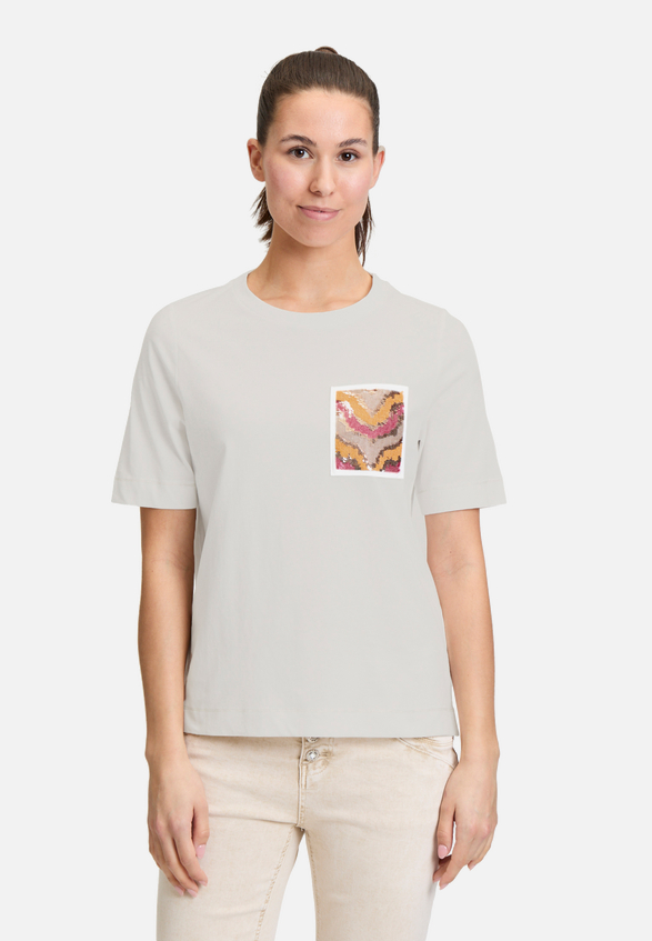 Halbarm-Shirt mit Rundhalsausschnitt / Modellfoto Vorderseite