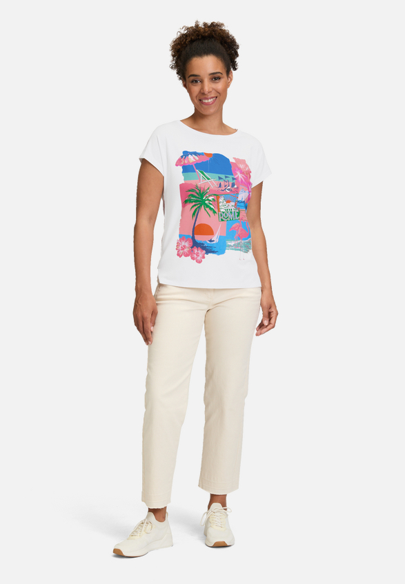 Basic Shirt mit Aufdruck / Modellfoto Vorderseite (Outfit)
