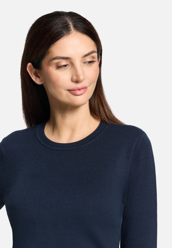 Basic-Strickpullover mit Rundhalsausschnitt / Detailbild