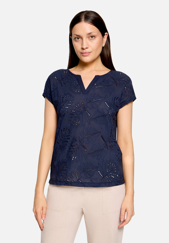 Casual-Shirt mit V-Ausschnitt / Modellfoto Vorderseite