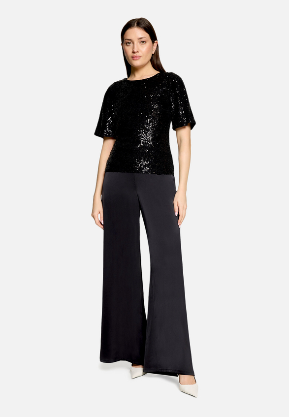 Pailletten-Bluse mit Flügelärmeln / Modellfoto Vorderseite (Outfit)