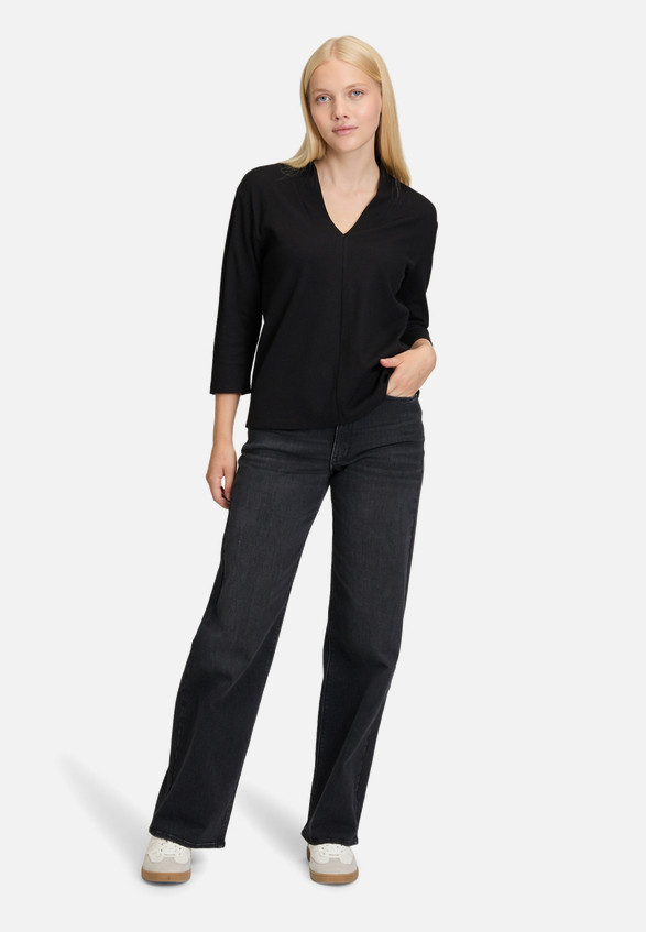 Casual-Shirt mit V-Ausschnitt / Modellfoto Vorderseite (Outfit)