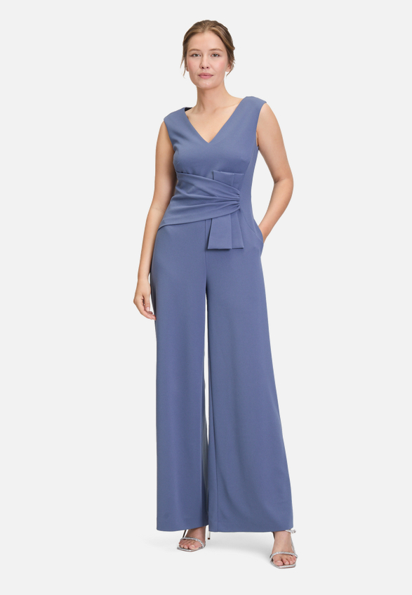 Jumpsuit mit weitem Bein / Modellfoto Vorderseite