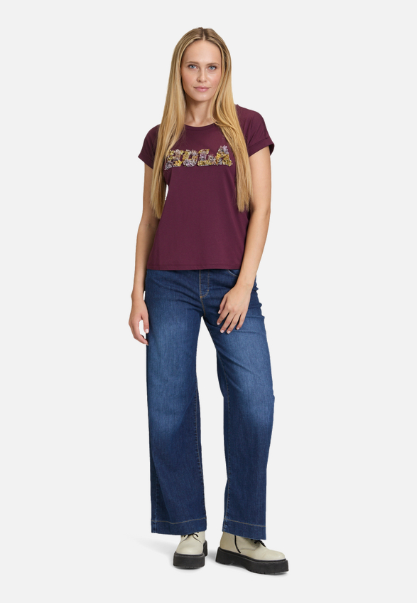 Rundhals-Shirt mit Ärmelaufschlag / Modellfoto Vorderseite (Outfit)