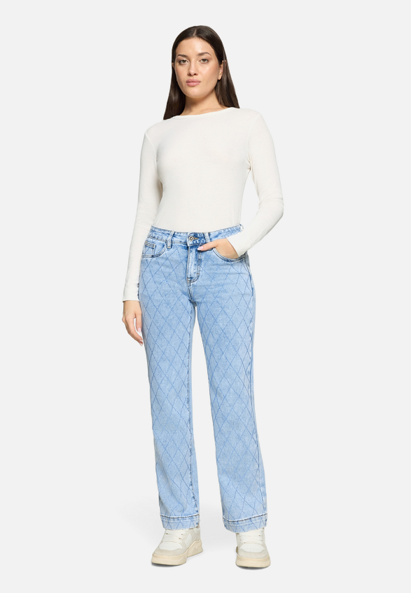 Stretch-Jeans mit Strass / Modellfoto Vorderseite (Outfit)