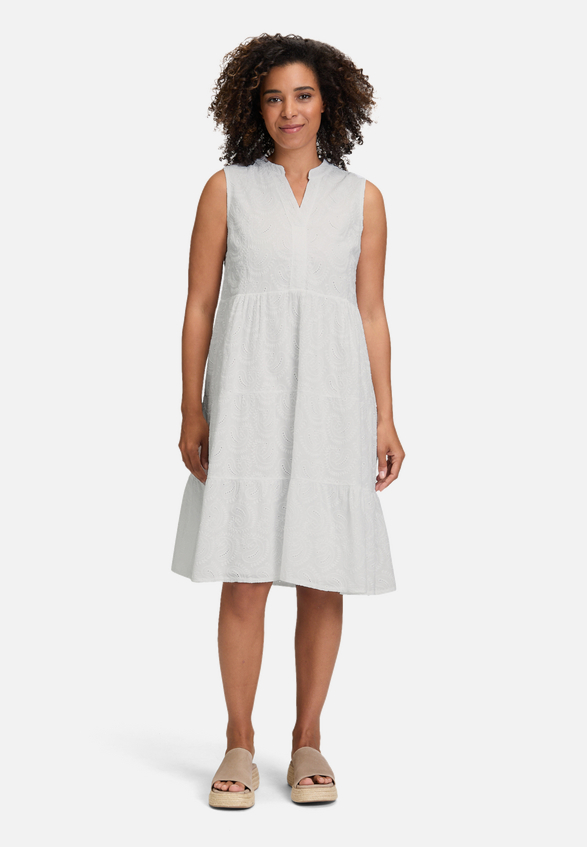 Spitzenkleid mit Lochmuster / Modellfoto Vorderseite (Outfit)