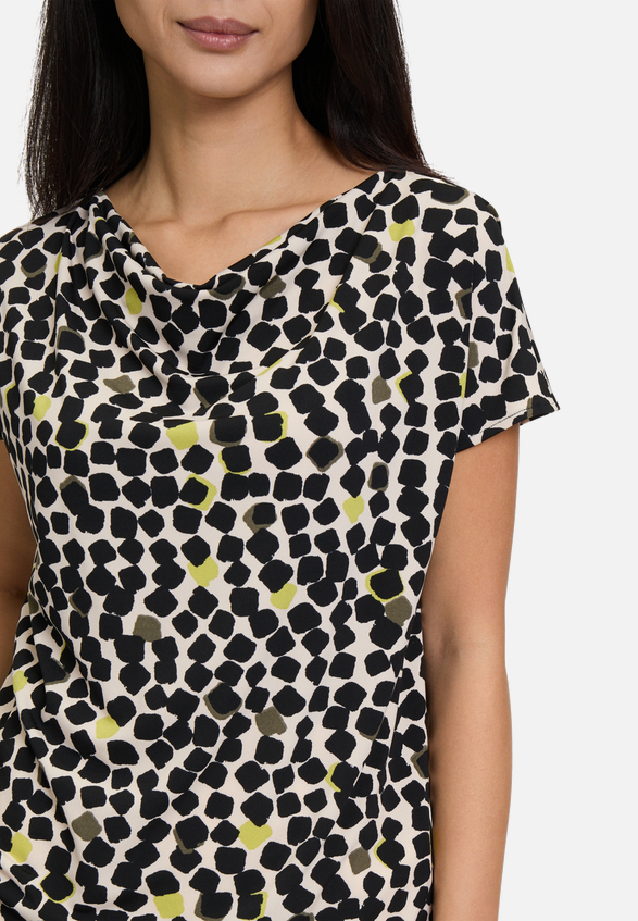 Printshirt mit Wasserfallausschnitt / Detailbild