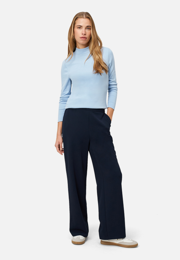 Langarmshirt mit Stehkragen / Modellfoto Vorderseite (Outfit)