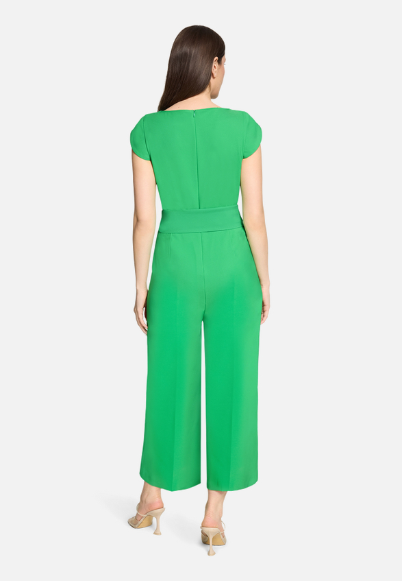 Eleganter Jumpsuit mit Bindegürtel / Modellfoto Rückseite