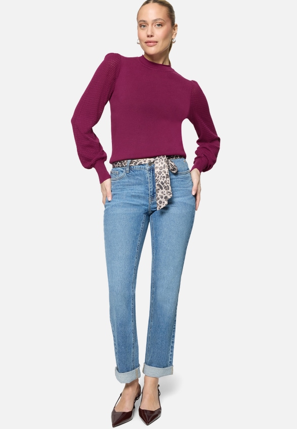 Feinstrickpullover  mit Puffärmeln  / Modellfoto Vorderseite (Outfit)