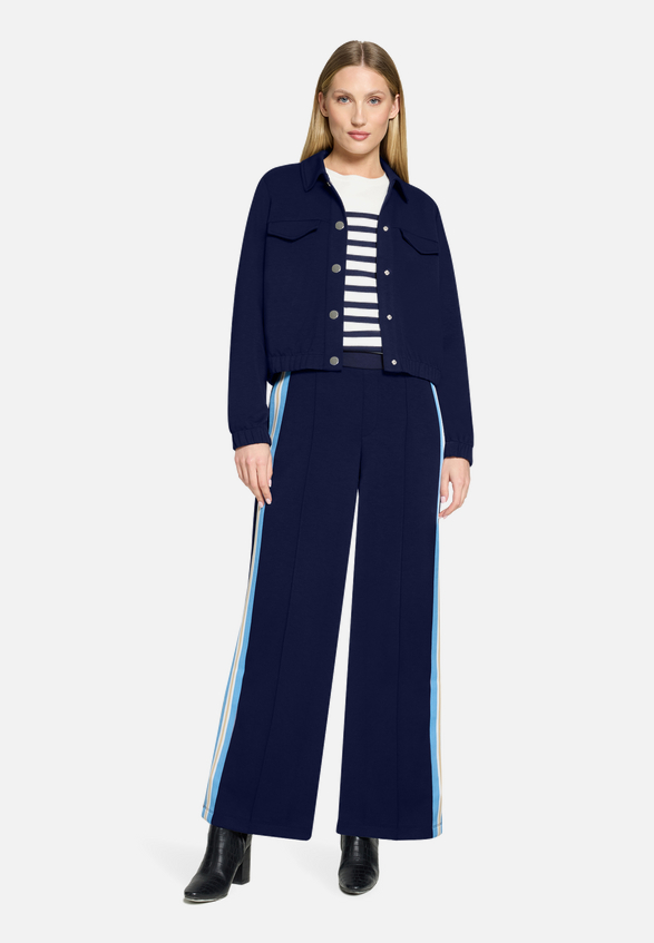 Casual-Hose mit Galonstreifen / Modellfoto Vorderseite (Outfit)