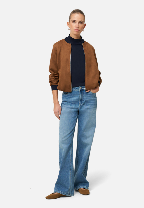 Langarmshirt mit Stehkragen / Modellfoto Vorderseite (Outfit)