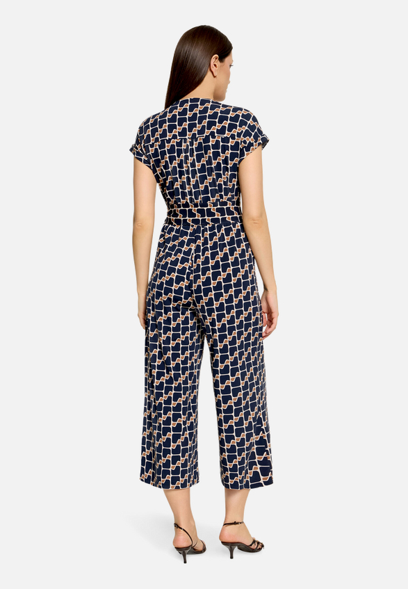 Jumpsuit  kurzarm mit grafischem Muster  / Modellfoto Rückseite