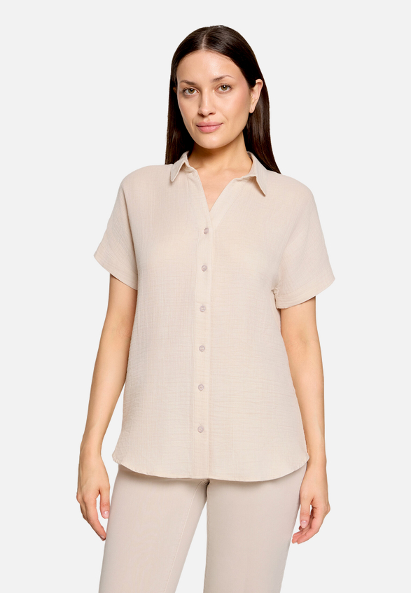 Hemdkragenbluse  mit Knopfleiste  / Modellfoto Vorderseite
