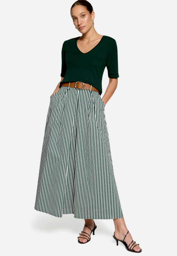 Basic-T-Shirt mit V-Ausschnitt / Modellfoto Vorderseite (Outfit)