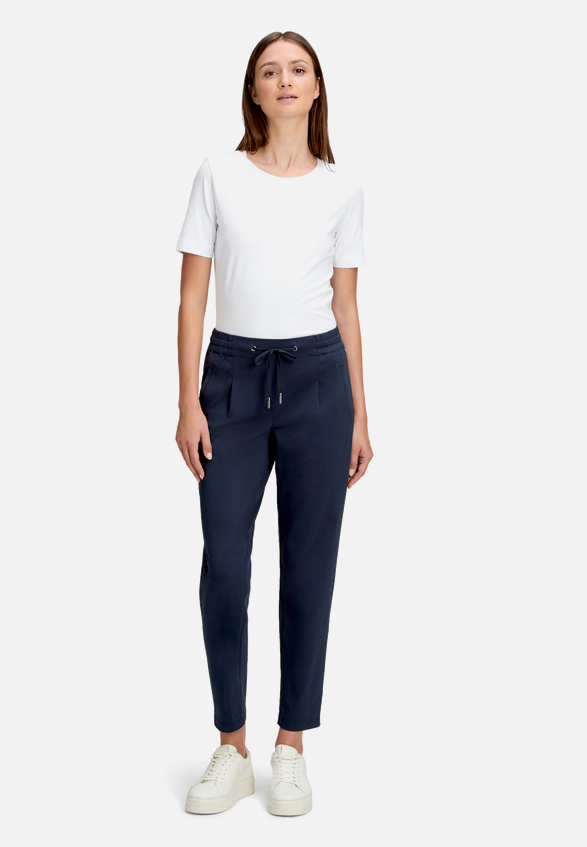 Stretch-Hose mit Eingrifftaschen / Modellfoto Vorderseite (Outfit)
