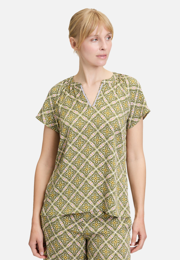 Blusenshirt mit Muster / Modellfoto Vorderseite