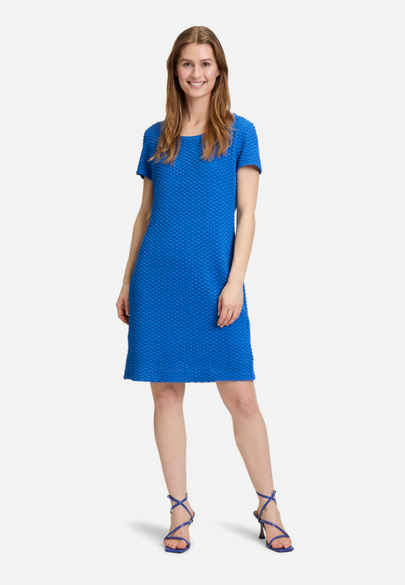 Etuikleid mit Rundhalsausschnitt / Modellfoto Vorderseite (Outfit)