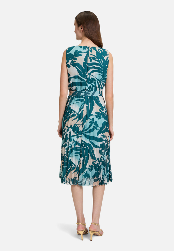 Chiffonkleid mit Plissee / Modellfoto Rückseite