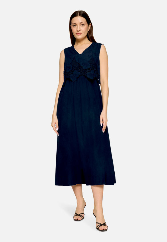 Midikleid mit V-Ausschnitt / Modellfoto Vorderseite