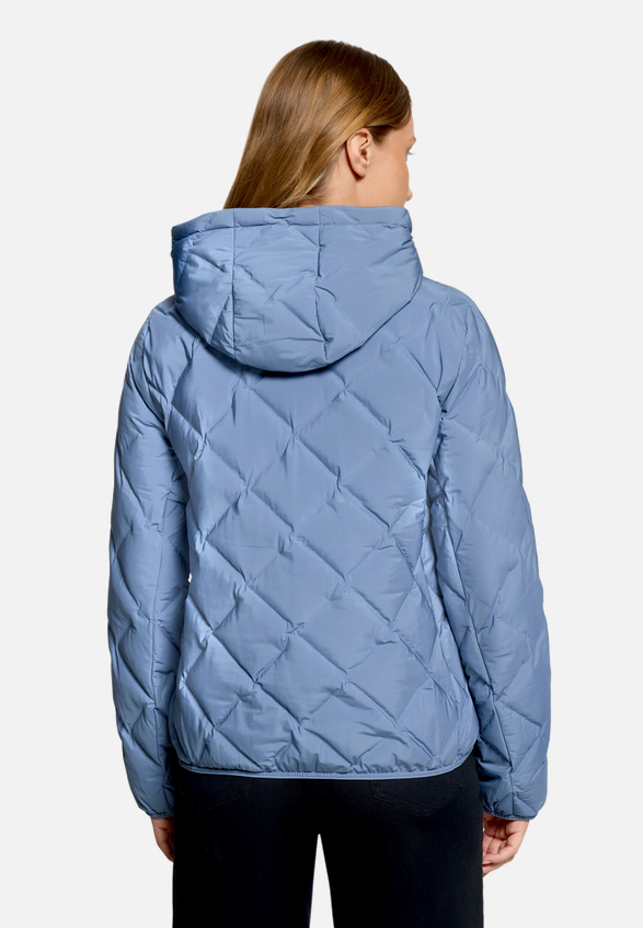 Leichte Steppjacke  mit Kapuze  / Modellfoto Rückseite