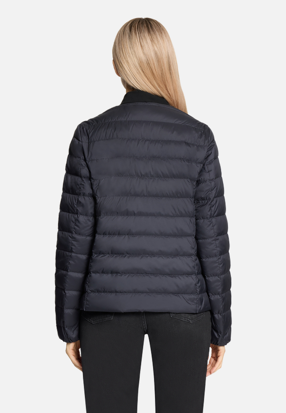 Daunen-Steppjacke mit Rundhalsausschnitt / Modellfoto Rückseite