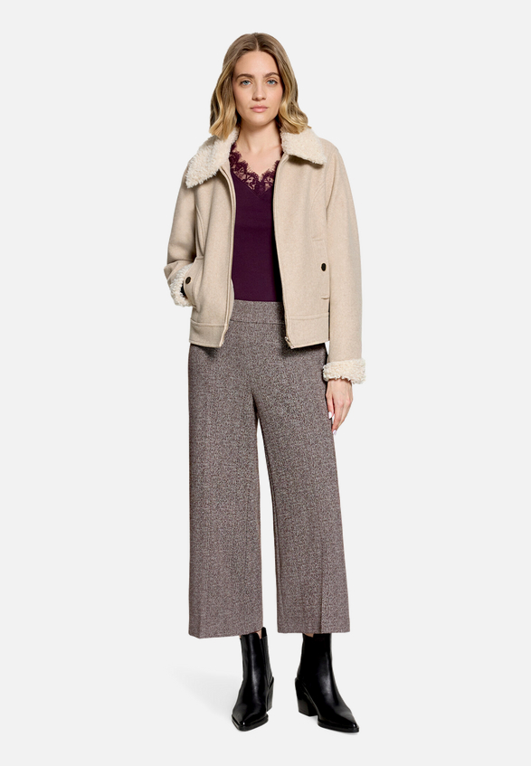 Culotte mit Bügelfalte / Modellfoto Vorderseite (Outfit)