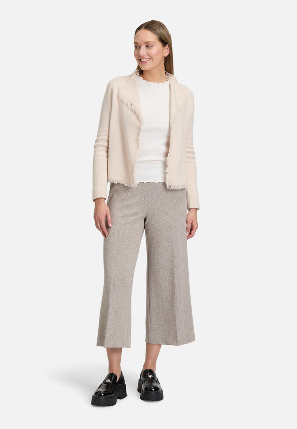 Strick-Cardigan mit Fransen / Modellfoto Vorderseite (Outfit)