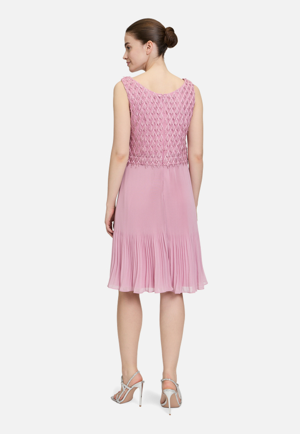 Cocktailkleid mit Plissee / Modellfoto Rückseite