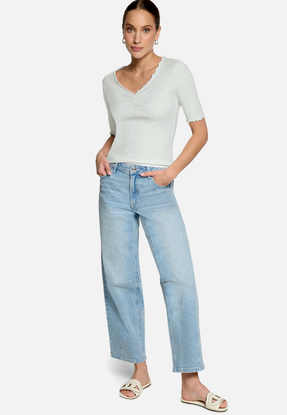 T-Shirt mit gerafftem Ausschnitt / Modellfoto Vorderseite (Outfit)