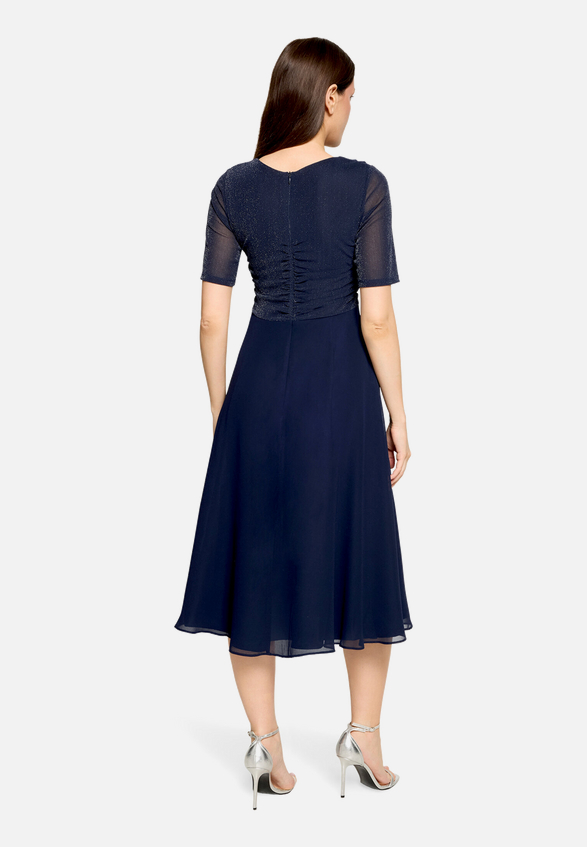 Cocktailkleid im Glitzer-Look / Modellfoto Rückseite