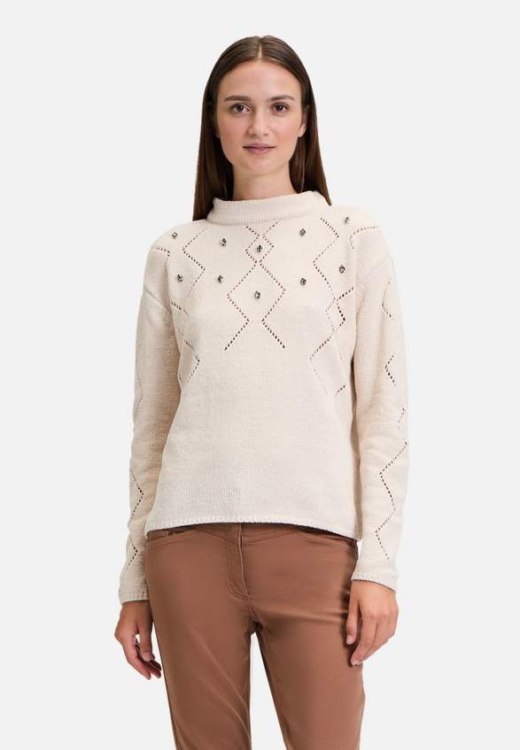 Strickpullover mit Schmucksteinen / Modellfoto Vorderseite