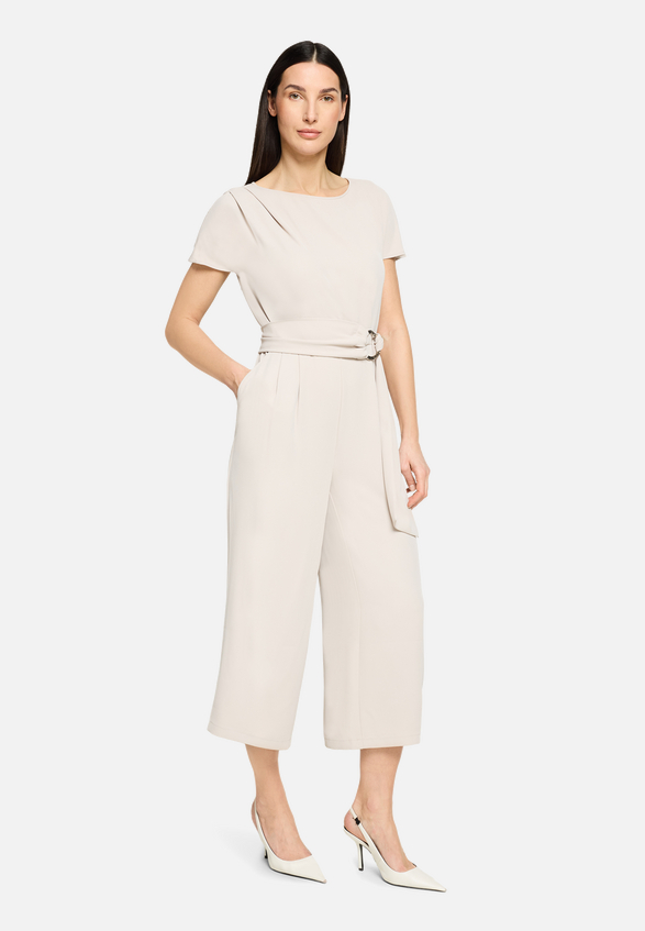 Jumpsuit mit Eingrifftaschen / Modellfoto Vorderseite (Outfit)