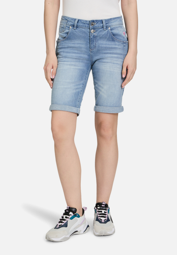 Jeans-Shorts mit Stickerei / Modellfoto Vorderseite