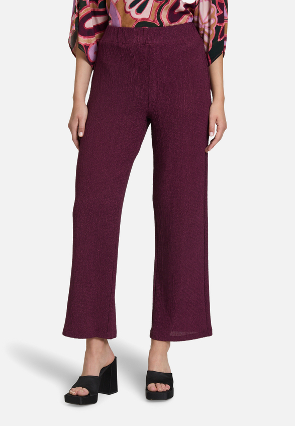 Casual-Hose mit weitem Bein / Modellfoto Vorderseite