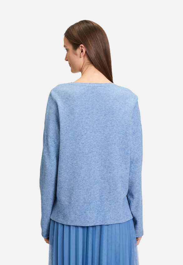 Strickpullover mit V-Ausschnitt / Modellfoto Rückseite