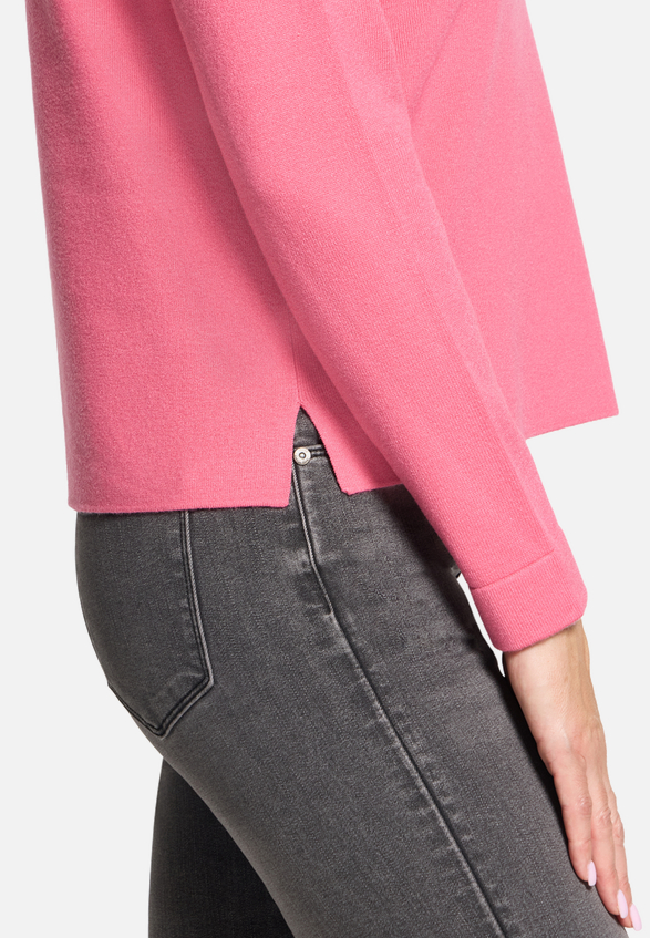 Feinstrickpullover mit Seitenschlitzen / Detailbild